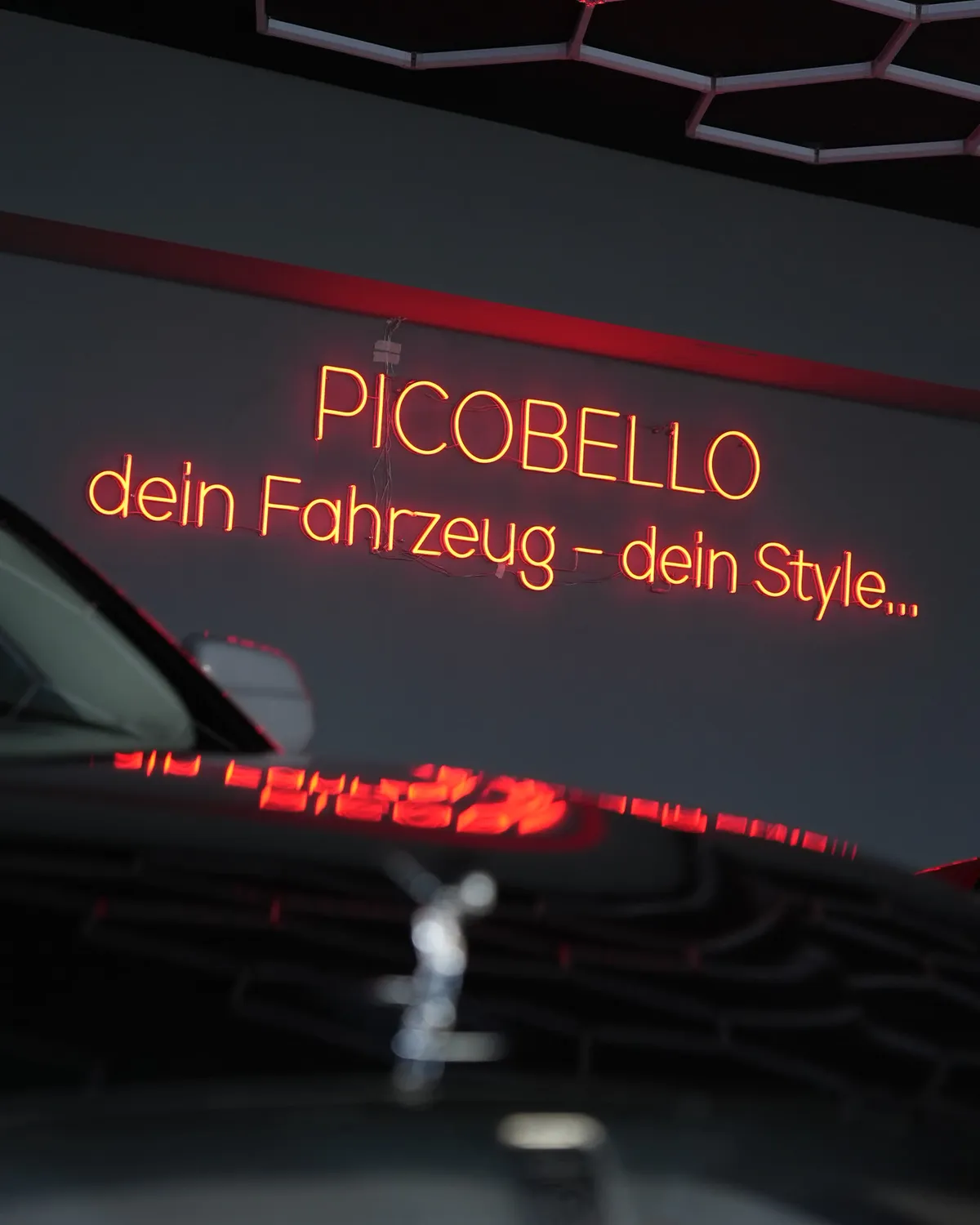 Showroom von Picobello Fahrzeugservice in Birkenfeld mit Neon-Schriftzug