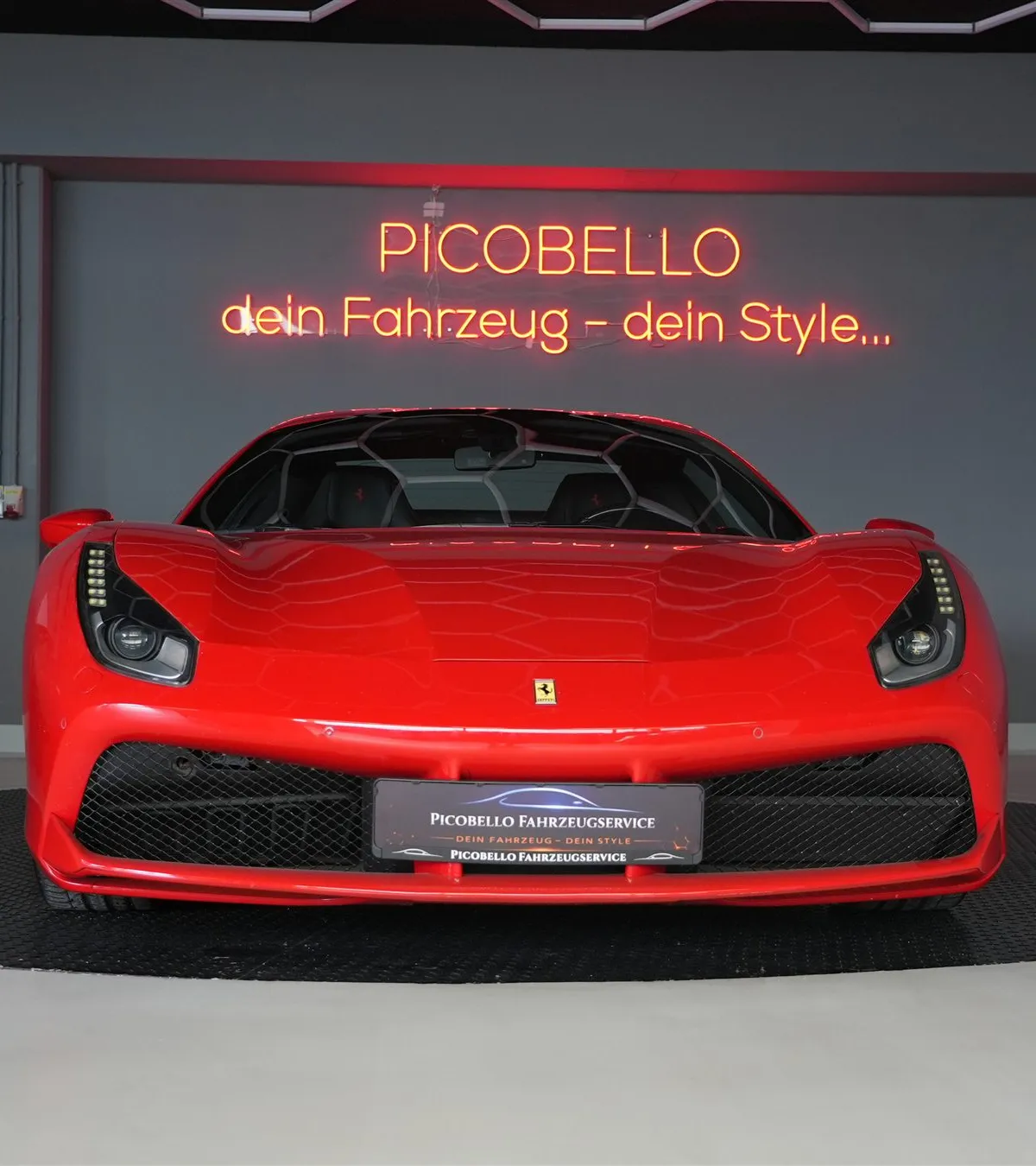 Picobello Showroom mit Ferrari 488